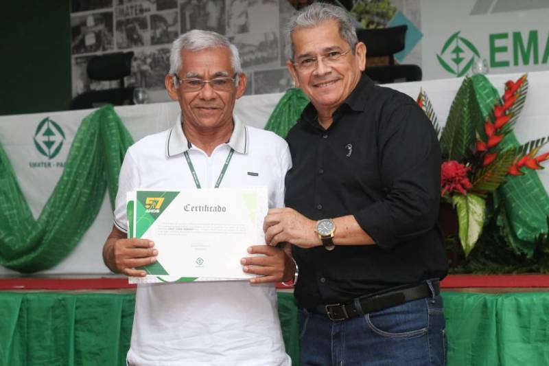 O presidente Rosival Possidônio (d) e um dos servidores que receberam certificado de reconhecimento