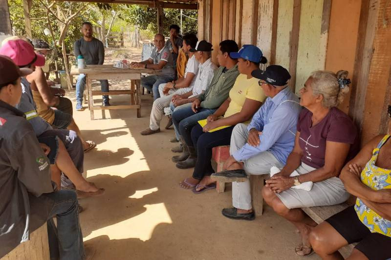 Equipe da Emater em reunião de trabalho com produtores rurais em Paragominas, sudeste estadual