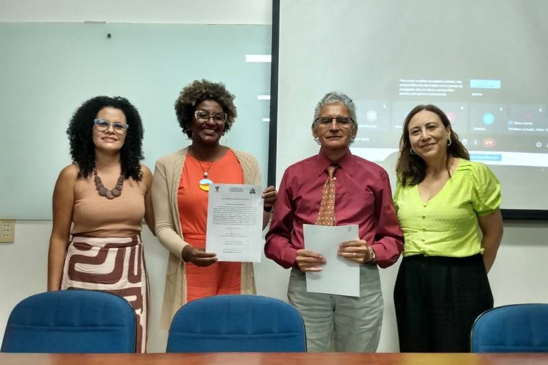 Engenheira agrônoma, Alda Lúcia do Remédio (de laranja), atuante no escritório em Marituba, exibe os estudos feitos no NAEA/UFPA, para a dissertação ’Gestão de Acompanhamento da Assistência Técnica e Extensão Rural’ 