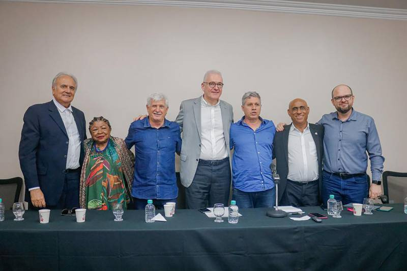 Reunião realizada na UFPA com participação do ministro Paulo Teixeira, reitor Emmanuel Tourinho, Cássio Pereira, professora Zélia Amador, deputado federal Airton Faleiro e outras autoridades